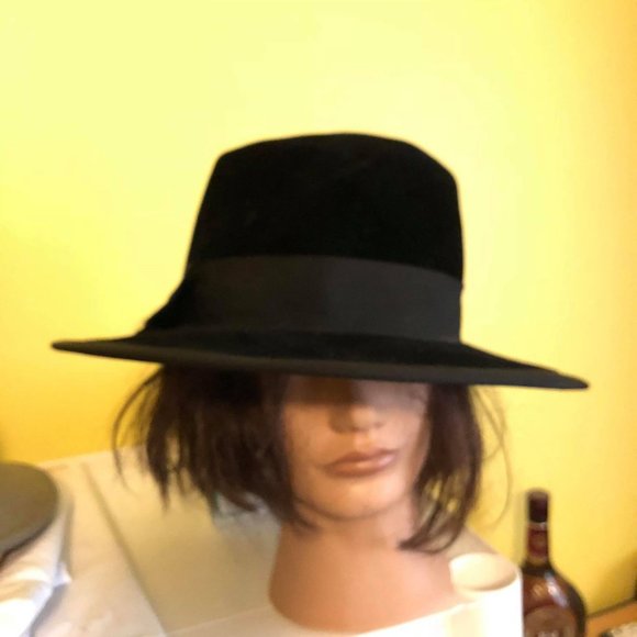 Woman’s Hat by Woolf Brothers - Picture 4 of 7